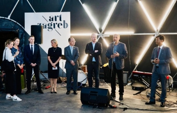 The second India-related installation was marked with the opening of the Art Zagreb fair (ALU Perspektiva 2) at Akademija likovnih umjetnosti, Sveučilište u Zagrebu with the inaugural speech of Ambassador Srivastava, Mr. Tomislav Buntak, Dean of the Academy of Fine Arts and Mr. Daniel Tomičić, Director of Art Zagreb. Lalit Kala Akademi has chosen five contemporary Indian artists’ artworks for display as each artist has sent 15 artworks, making it a total of 75 artworks in recognition of the year 2022 being the 75th anniversary of India’s Independence.